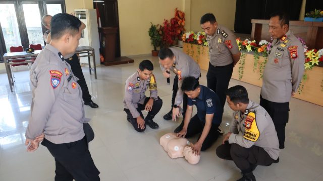 Kasi Dokkes Polres Bantaeng Beri Materi Pelatihan Bantuan Hidup Dasar dihadapan Bhabinkamtibmas