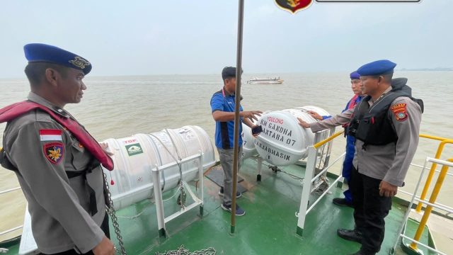 Satpolairud Polres Karimun Cek Alat Keselamatan Kapal Penumpang Antisipasi Kecelakaan Laut