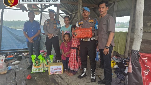 Jumat Berkah, Polres Karimun Salurkan Bantuan Sembako untuk Warga Kurang Mampu.