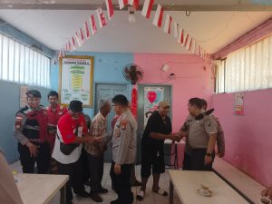 warga sipil dan kepolisian foto bersama